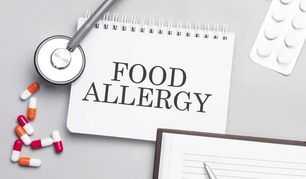 Estetoscopio Pastillas Cuaderno Con Texto Alergia Alimentaria Mesa Médica — Foto de Stock