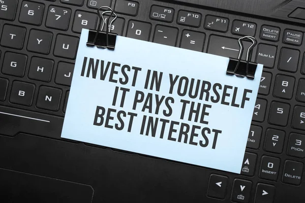 Befektetés Önmagába Legjobb Érdekeket Szolgálja Fehér Papíron Olvasható Felirat Laptop — Stock Fotó