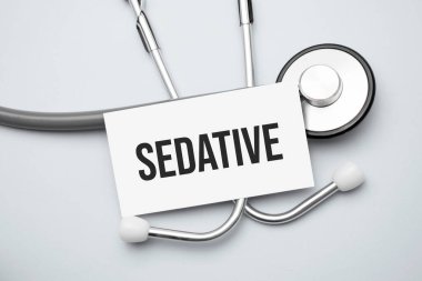 Masada sakinleştirici ve gri steteskoplu kağıt.