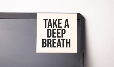 Bilgisayara yapışkan bir not. Metin Derin bir nefes al