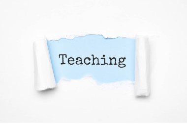 Öğretmenliği keşfetme kavramı. Açığa çıkarılmış bej yırtık kağıt ve arama motoru optimizasyonu kısaltması.