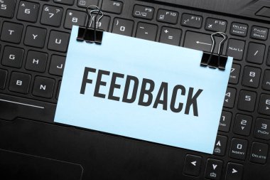 Laptop klavyesindeki beyaz kağıt üzerinde geri bildirim. Kapatma iletisi.