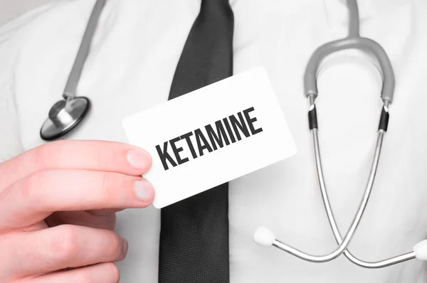 Dokter Met Een Kaart Met Tekst Ketamine Medisch Concept — Stockfoto