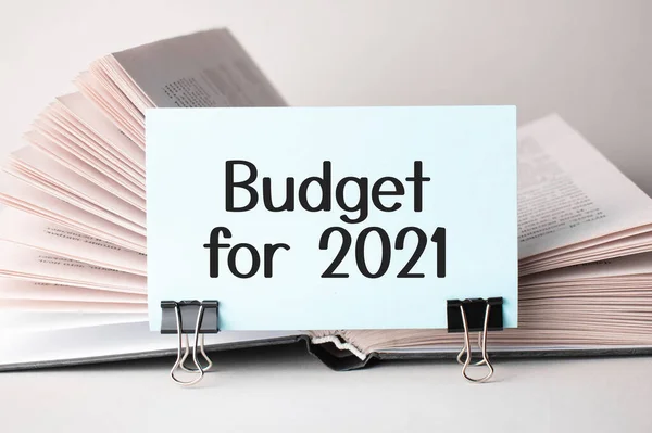 Biała Karta Tekstem Budżet 2021 Rok Stoi Klipie Papieru Stole — Zdjęcie stockowe