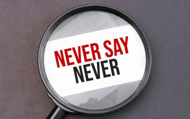 Asla kağıt üzerinde büyüteçle konuşma..