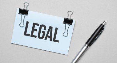 Renkli bir arka planda yasal, kalem, ataç içeren bir kartvizitin üst görüntüsü. İş konsepti.