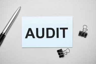 Renkli bir arka planda metin denetimi, kalem, ataç içeren bir kartvizitin üst görüntüsü. İş konsepti.