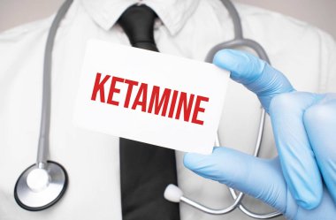 Doktor elinde ketamin içeren bir kart tutuyor, tıbbi konsept.