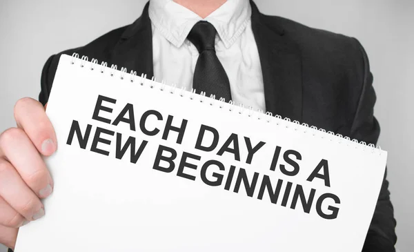 Empresário Segurando Cartão Com Texto Cada Dia Novo Começo — Fotografia de Stock