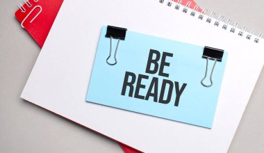 Metni olan mavi renkli çubuk beyaz ve kırmızı not defterinde hazır olsun.