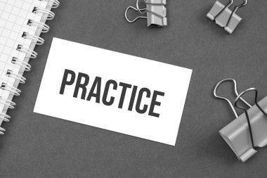 Gri arkaplanda ataç ile Pratisyen Kelime. kelime