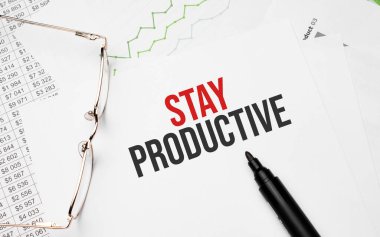 Üretken kal. Çizelge, kağıt, kalem ve gözlüklü kavramsal arkaplan