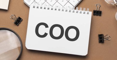 kalem, gözlük ve hesap makinesiyle not defterine yaz