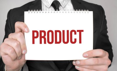 İş adamı elinde metin ürünü olan bir not defteri tutuyor.