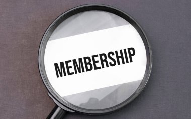 Büyüteçle kağıt üzerine üyelik sözcüğü.