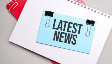 Beyaz ve kırmızı not defteriyle ilgili son haberleri içeren mavi renkli çubuk.