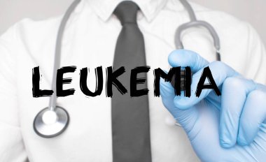 Tıp konsepti. Doktor lösemi kelimesini yazıyor. Beyaz arkaplanda izole edilmiş bir işaret tutan bir elin resmi.