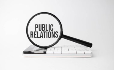 Finans ve iş konsepti. Beyaz arkaplanda bir hesap makinesi ve üzerinde 