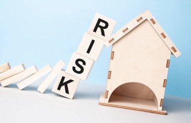 Kırmızı RISK küp blokları düşmeyi durdurur ve ev minyatürünü korur. Sonbahar İşletmeleri, Ev Sigortası, Yatırım, Kriz, Ekonomik Durgunluk