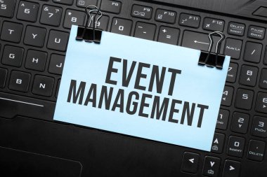 Olay Yönetimi klavyedeki beyaz kağıda yazı yazmış. Kapatma iletisi.