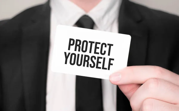 Επιχειρηματίας Κρατώντας Μια Κάρτα Κείμενο Προστατευει Τον Εαυτό Σας — Φωτογραφία Αρχείου