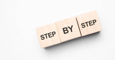 Ahşap küp yığını, adım adım. Liderlik kavramı, iş hayatında başarı ve zafer