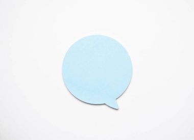 Beyaz arkaplanda boş beyaz konuşma balonu izole.