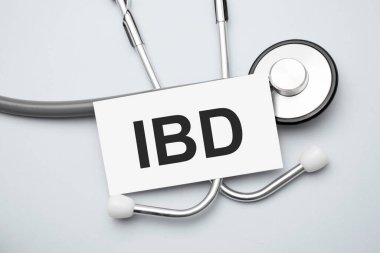 Üzerinde ibd olan kağıt ve gri steteskop.