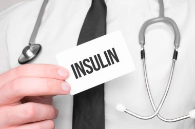 Doktor elinde insülin içeren bir kart tutuyor. Tıbbi konsept.