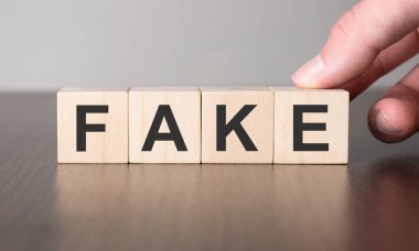 İş stratejisi konsepti. Tahta küp blokta el ve sahte.