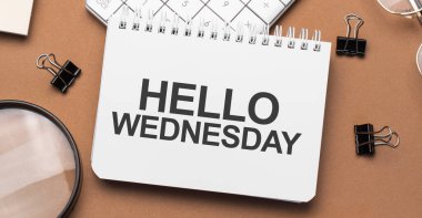 Merhaba çarşamba kalem, gözlük ve hesap makineli defter.