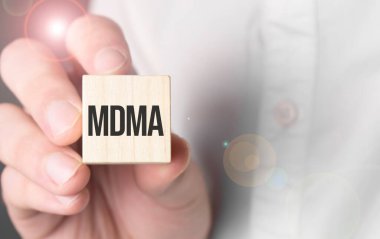 Tahta küpte mdma sözü tutan adam.