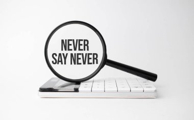 Finans ve iş konsepti. Beyaz arka planda bir hesap makinesi ve üzerinde 