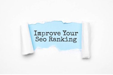 Seo Sıralama Numaralarını Geliştirme kavramı. Açığa çıkarılmış bej yırtık kağıt ve arama motoru optimizasyonu kısaltması.