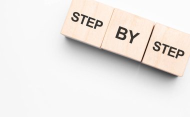 Ahşap küp yığını, adım adım. Liderlik kavramı, iş hayatında başarı ve zafer