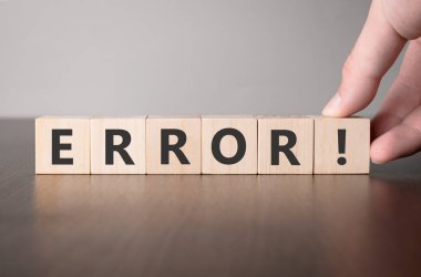 Sözcük hatasıyla birlikte ahşap küpü elle çevir. Hayat sigortası ve sağlık konseptine yatırım