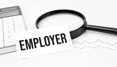 İş konsepti. Hesap makinesi, büyüteç, kalem, masa saati ve not defterinin en üst görünümü Ahşap arkaplan üzerine işveren.