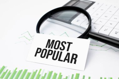 İş konsepti. Hesap makinesi, büyüteç, kalem, masa saati ve dizüstü bilgisayarın en popüler görünümü.