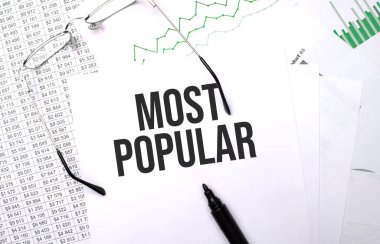 Çok popüler. Çizelge, kağıt, kalem ve gözlüklü kavramsal arkaplan