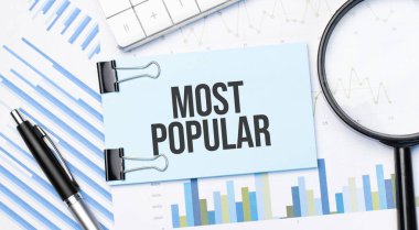 Hesap makinesi, büyüteç ve finansal tablolarda kalemle en popüler metin görüntüsü. İş, hesaplama, strateji, araştırma ve vergi kavramı. Üst görünüm.