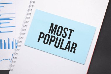 En popüler metni olan kağıt tabak. Diyagram, not defteri ve mavi arkaplan