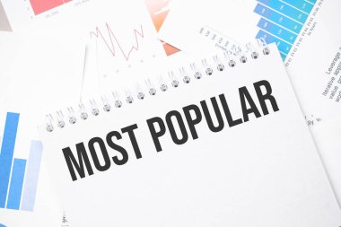 Grafik arkaplanındaki kağıt üzerinde kalem ile en popüler metin