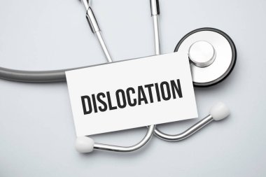 Masada çıkık kağıt ve gri steteskop.