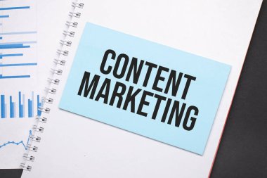 Metin İçeriği Pazarlama ile kağıt tabak. Diyagram, not defteri ve mavi arkaplan