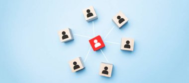 İş görüşmesi kavramı: Tahta küplerdeki soyut insanlar. Kapat..