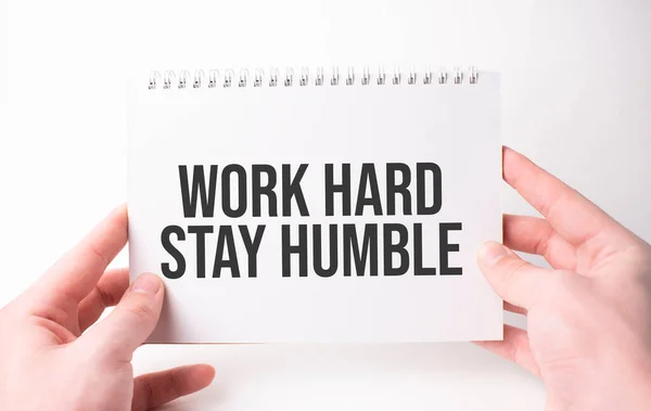 Trabalhar Hard Stay Humble Inscrição Palavra Folha Papel Cartão Branco — Fotografia de Stock