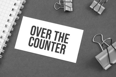 Gri arkaplanda ataç ile yazılmış COUNTER kelimesinin üzerinde. kelime