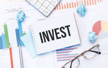 İşletme grafiklerine, kalemlerine, iş yerlerine metin yatırımlarıyla not edin