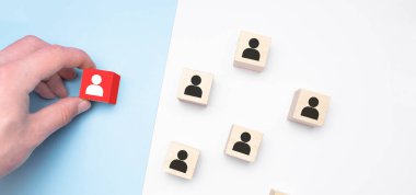 İş görüşmesi kavramı: Tahta küplerdeki soyut insanlar. Kapat..