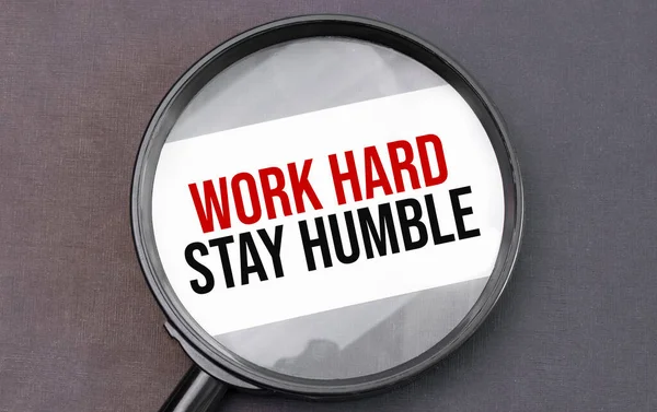 Work Hard Stay Humble Palavra Sobre Papel Através Lente Aumento — Fotografia de Stock